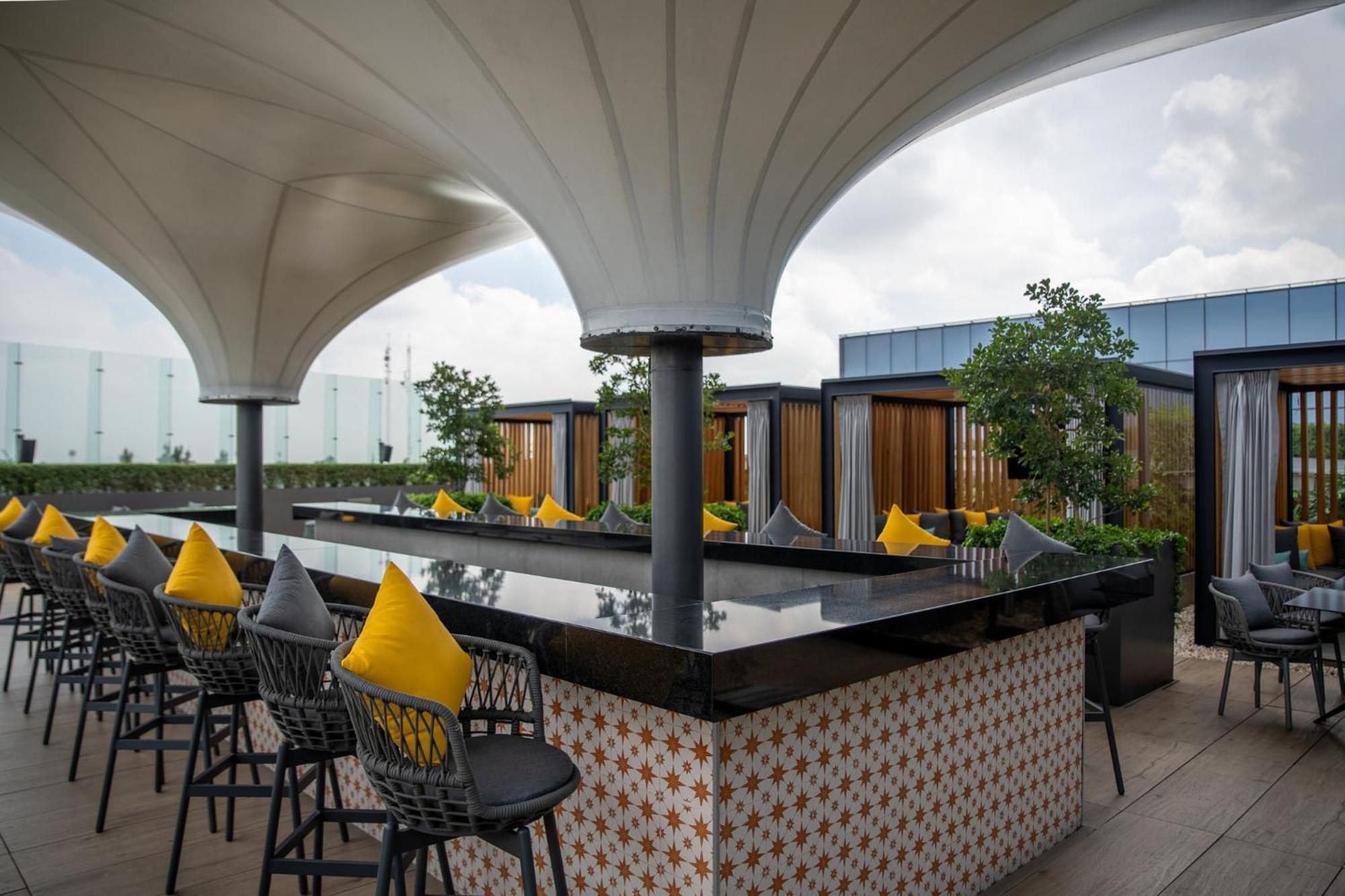 Fiesta Americana Viaducto Aeropuerto メキシコシティ エクステリア 写真 The bar at the rooftop