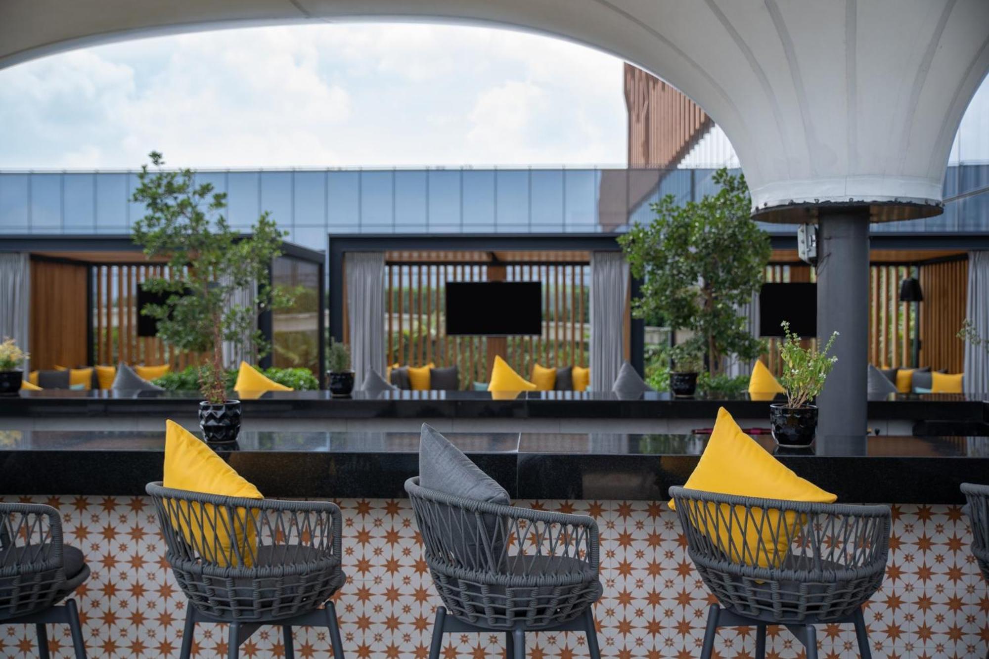 Fiesta Americana Viaducto Aeropuerto メキシコシティ エクステリア 写真 The bar at the rooftop